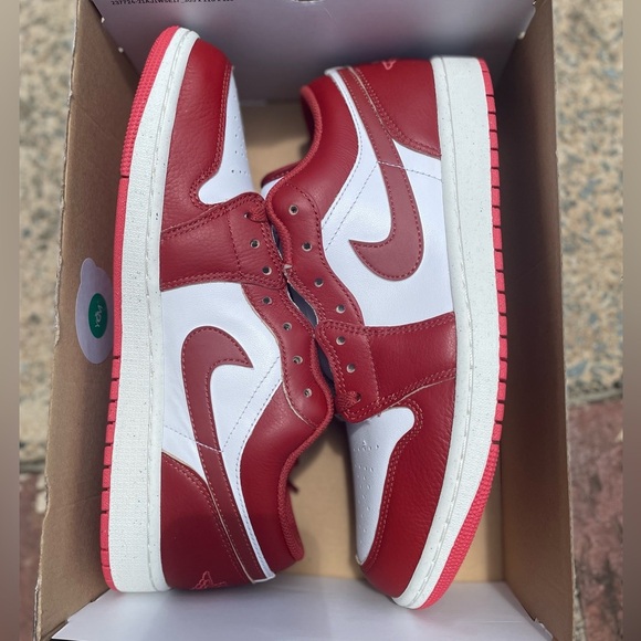 Men’s Air Jordan 1 Low SE - Picture 2 of 7